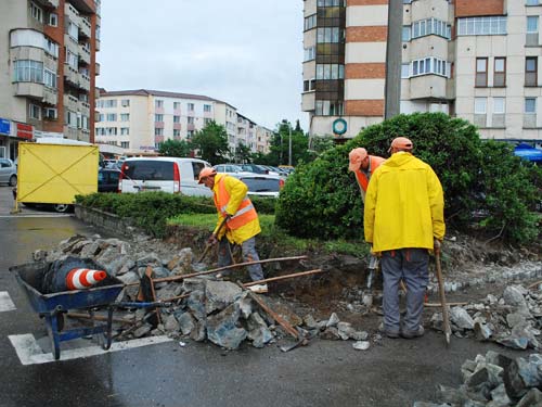 Foto: Muncitori, locuri de parcare